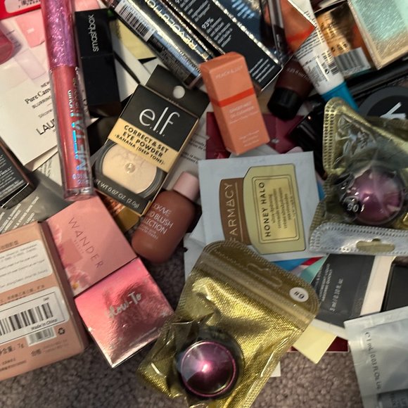 XL MYSTERY Beauty ITEMS + Makeup Bag GET 10 PIECES of GWP, Full & Sample Sizes - Picture 6 of 8